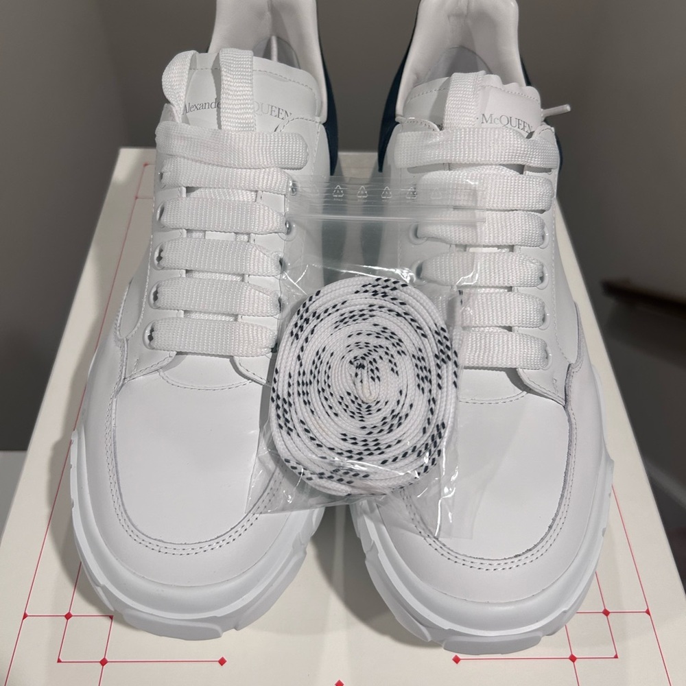 100% Authentic never worn. Alexander McQueen